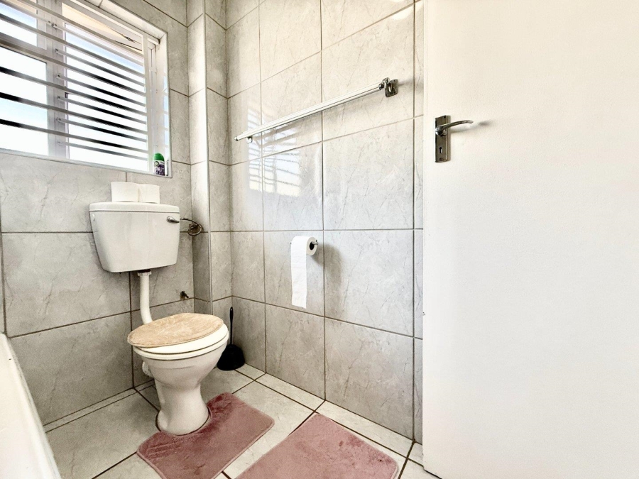 2 Bedroom Property for Sale in Harfield Village Western Cape